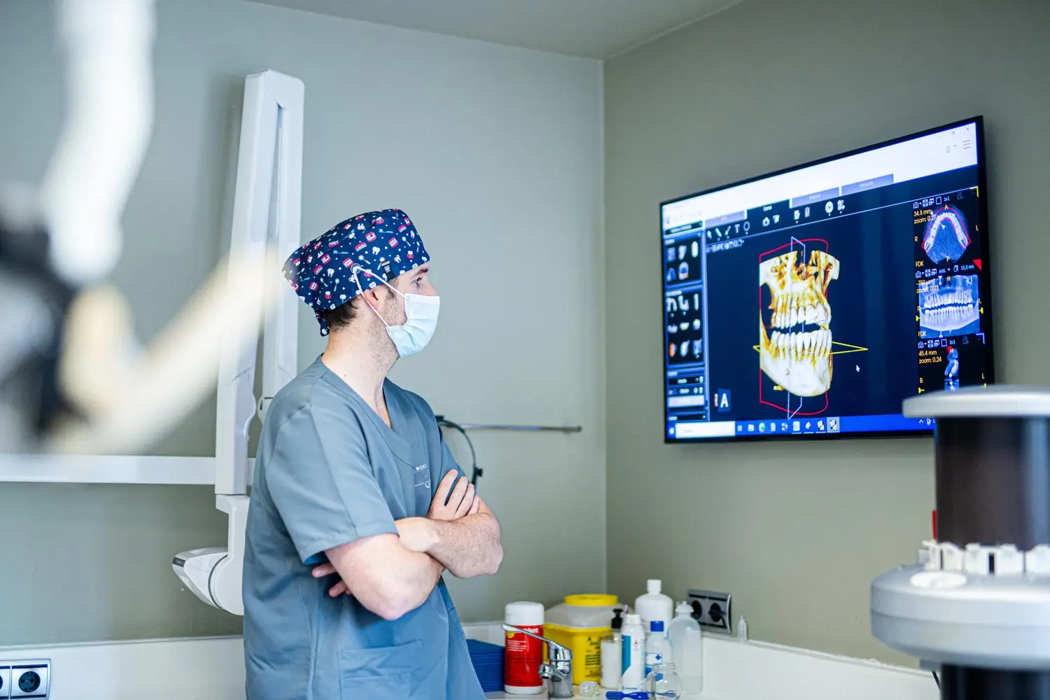 El Dr Pablo Montes planteando Cirugía Maxilofacial en Logroño